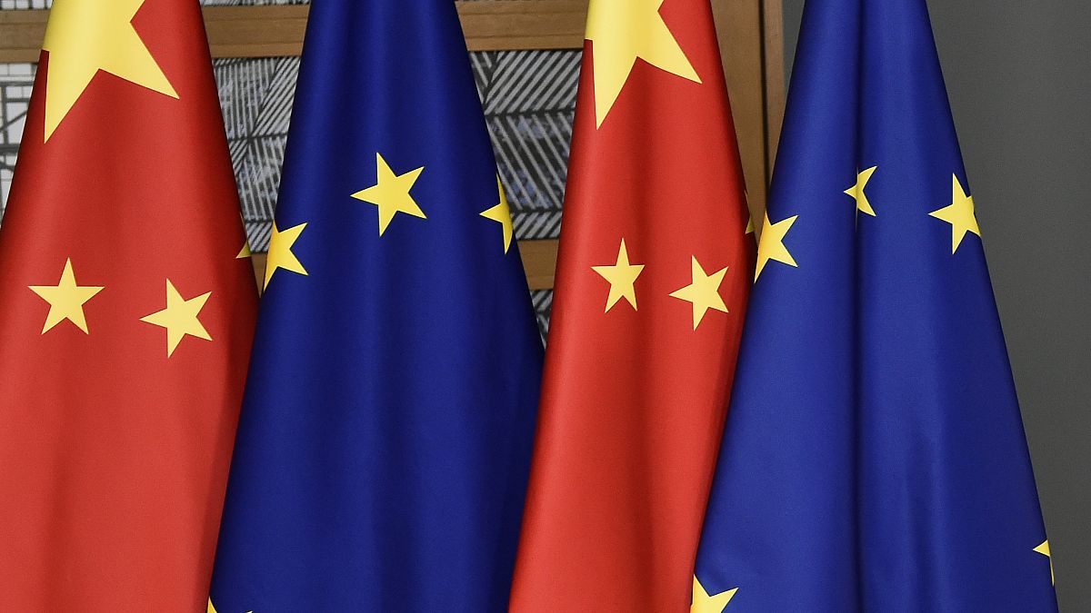 پرچم‌های چین و اتحادیه اروپا در ساختمان کمیسیون اروپا/بروکسل آرشیو ۲۰۱۹