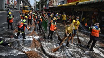 شاهد: عمال النظافة يقومون بتطهير سوق في بانكوك بعد تسجيل إصابات بكورونا