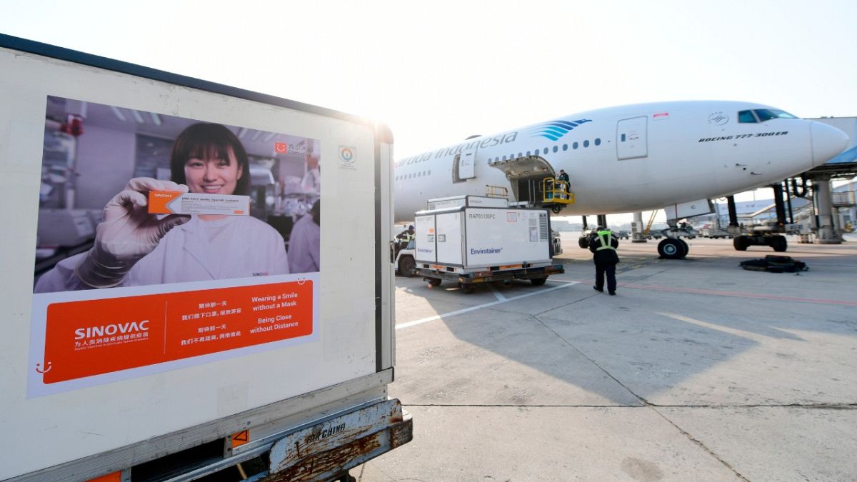لقاح فيروس كورونا الصيني في انتظار تحميله على متن طائرة إندونيسية في مطار بكين الدولي، الصين.