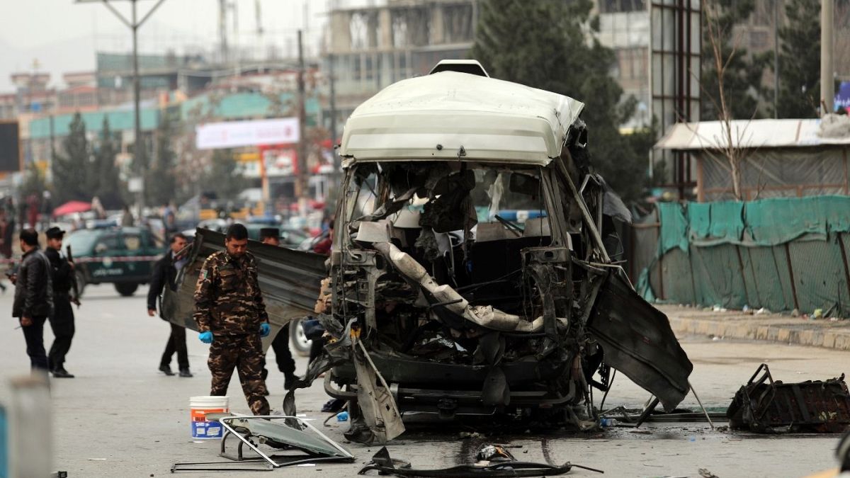 انفجار بمب در کنار مینی بوس حامل شهروندان در افغانستان 