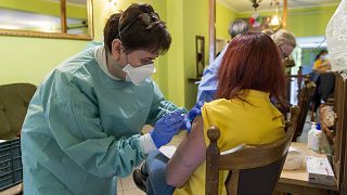 Oltás a Pfizer-BioNTech vakcinájával a Győr-Moson-Sopron megyei Dör településen