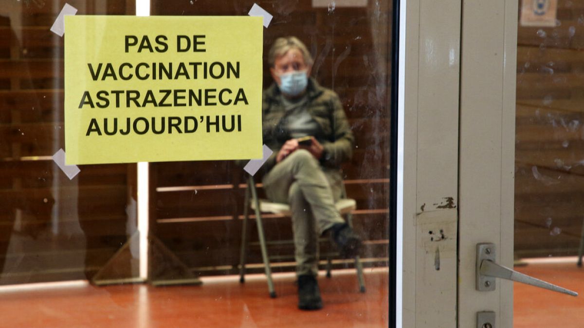 Oltásra vár egy francia férfi Saint-Jean-de-Luz-ban, az AstraZeneca vakcinájával nem oltanak