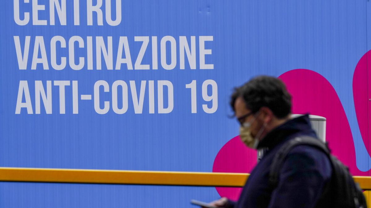 Vor einem Impfzentrum in Rom - Italien hat AstraZeneca ebenfalls ausgesetzt