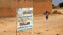 Nijer'de 2019'da saldırıya uğrayan köyün girişi (arşiv)