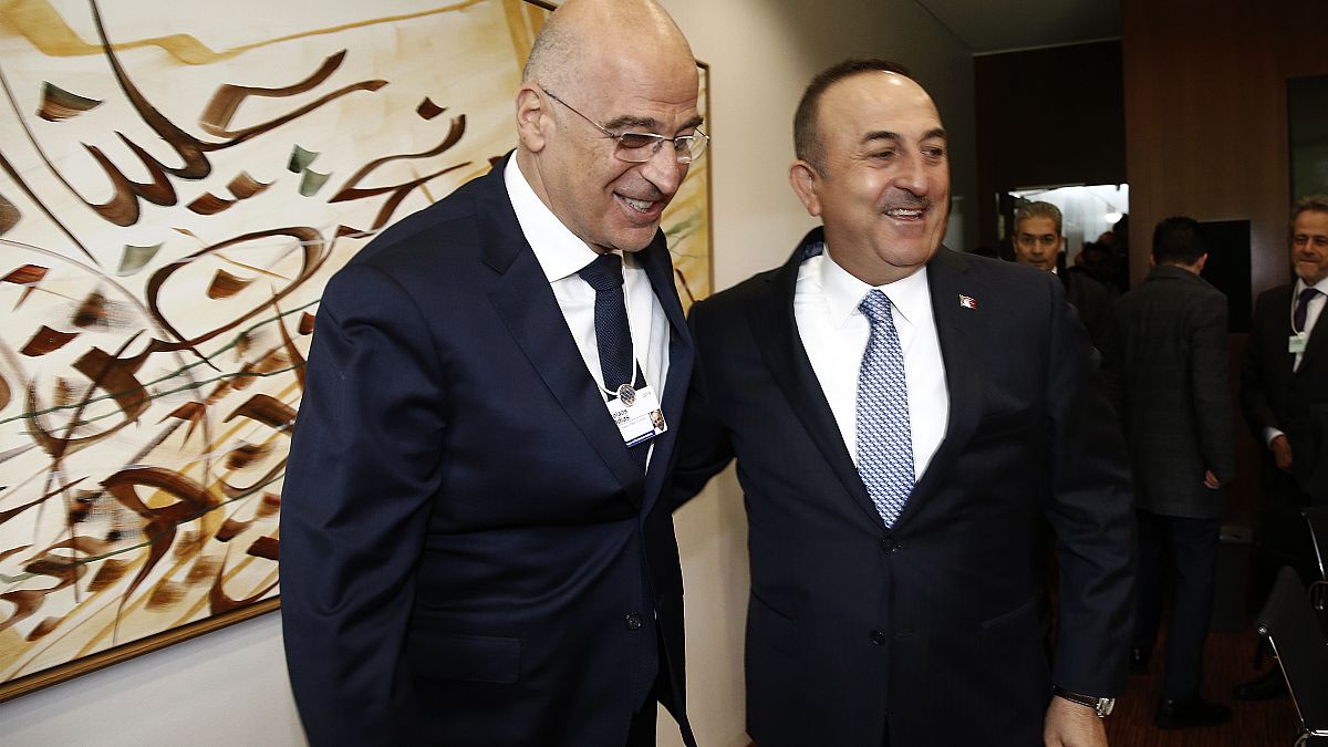 Ο υπουργός Εξωτερικών της Ελλάδας Νίκος Δένδιας συνομιλεί με τον Τούρκο ομόλογό του Μεβλούτ Τσαβούσογλου 