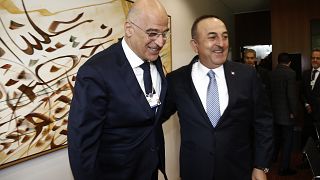 Ο υπουργός Εξωτερικών της Ελλάδας Νίκος Δένδιας συνομιλεί με τον Τούρκο ομόλογό του Μεβλούτ Τσαβούσογλου 