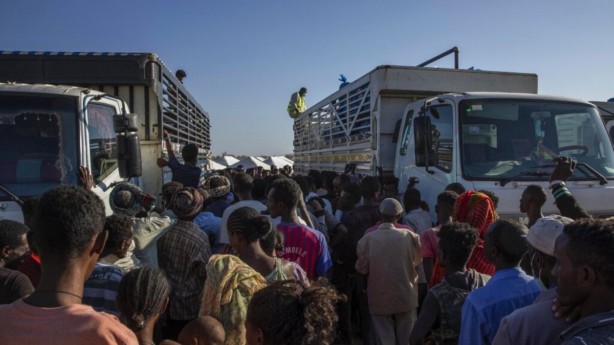 novembre 2020: rifugiato etiopi ricevono aiuti nel campo di Umm Rakouba , nella regione del Qadarif, Sudan orientale