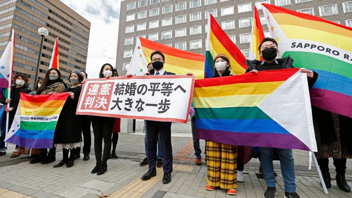 زوج‌های همجنسگرا و وکلای‌شان در برابر دادگاه ساپورو ژاپن
