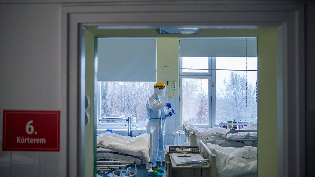 Védőfelszerelést viselő orvos az Országos Korányi Pulmonológiai Intézet koronavírussal fertőzött betegek fogadására kialakított intenzív osztályán 2020. december 11-én