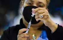 Una enfermera prepara una dosis de la vacuna de Pfizer contra la COVID-19.