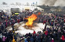 A Farsang ünnepe, hogy búcsút mondjanak a télnek Torzsokban, Moszkvától mintegy 250 kilométerre északkeletre Oroszországban, 2021. március 14-én, vasárnap.