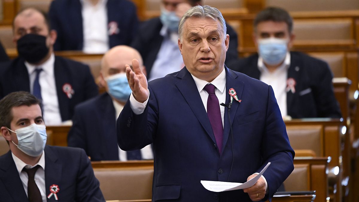 Orbán Viktor miniszterelnök azonnali kérdésre válaszol az Országgyűlés plenáris ülésén 2021. március 16-án. Balra Kocsis Máté, a Fidesz frakcióvezetője.