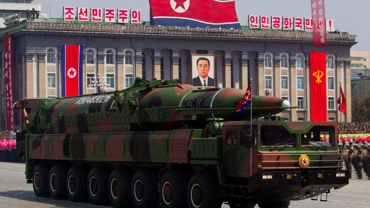 Kuzey Kore, geliştirdiği bir balistik füzeyi, askeri geçit töreninde sergiledi (arşiv)
