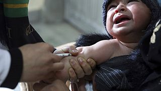 Afganistan'd aşı olan küçük bir çocuk.