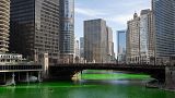 El río Chicago se tiñó de verde antes del Día de San Patricio, el sábado 13 de marzo de 2021.