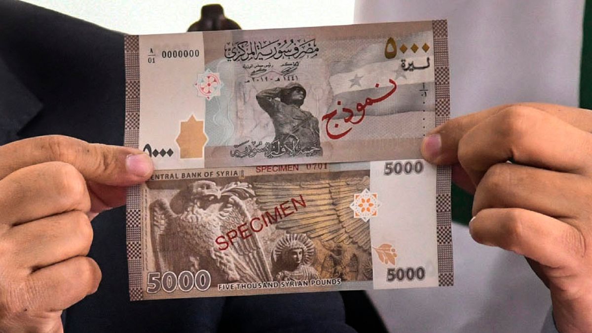المصرف المركزي في سوريا يطرح ورقة نقدية جديدة من فئة 5 آلاف ليرة وسط أسوأ أزمة اقتصادية ومعيشية تواجهها البلاد منذ بدء الأزمة قبل نحو 10 أعوام