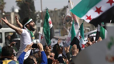 Ezrek tüntettek Idlib utcáin