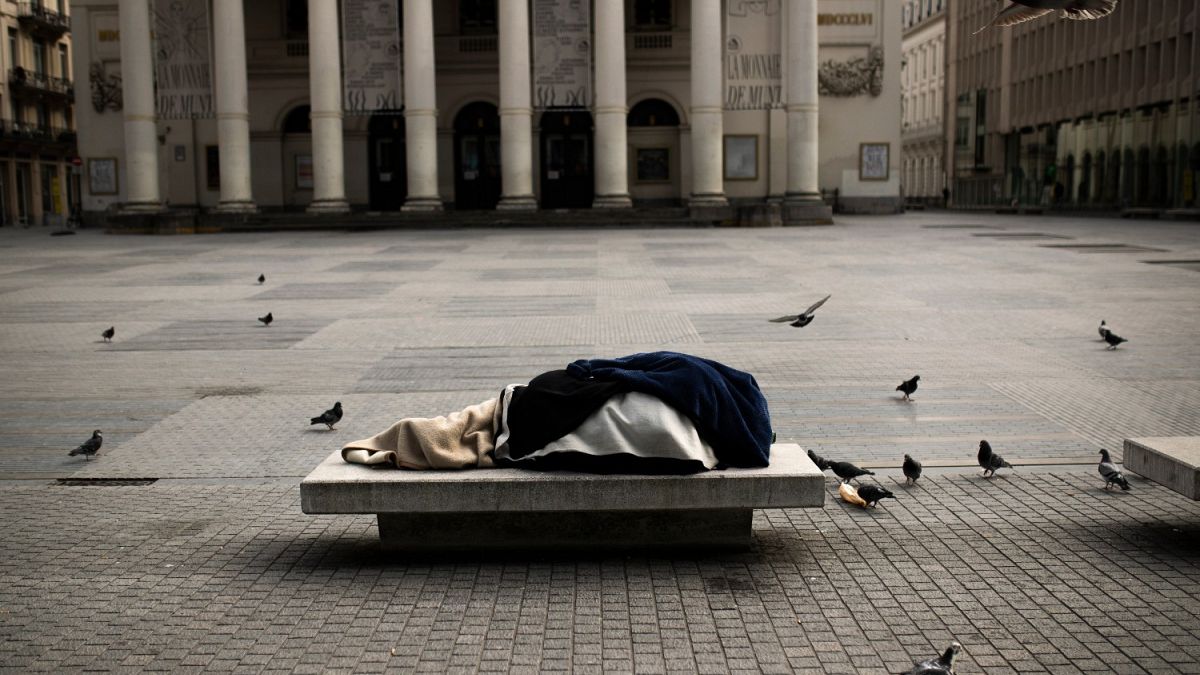 یک بی خانمان در میدان اصلی بروکسل