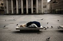 یک بی خانمان در میدان اصلی بروکسل
