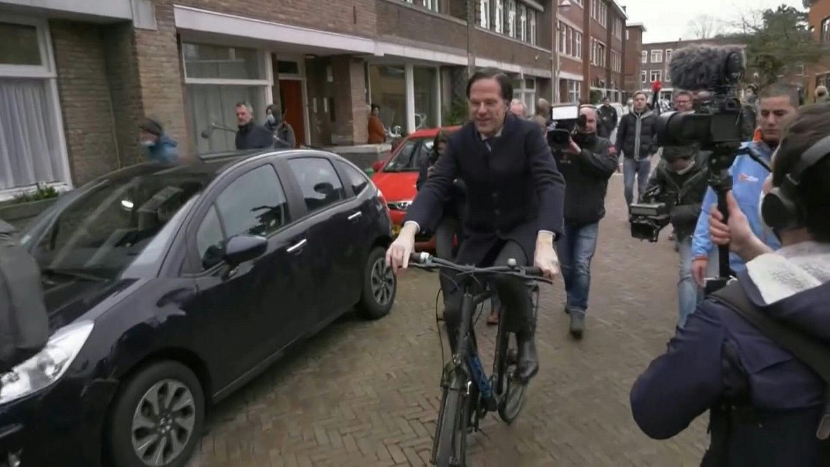 رئيس الوزراء الهولندي على دراجته الهوائية قرب مركز الاقتراع