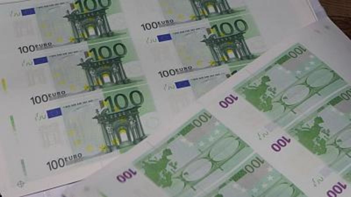 Bulgaristan'ın başkenti Sofya'daki bir üniversitenin matbaasında iki zanlı tarafından basılan milyonlarca euro ve dolar sahte para ele geçirildi