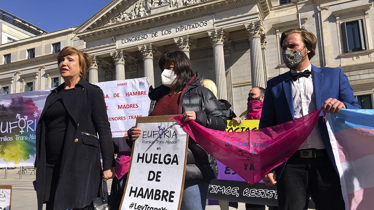 Активисты федерации "Платформа транс" перед зданием парламента в Мадриде, март 2021 года