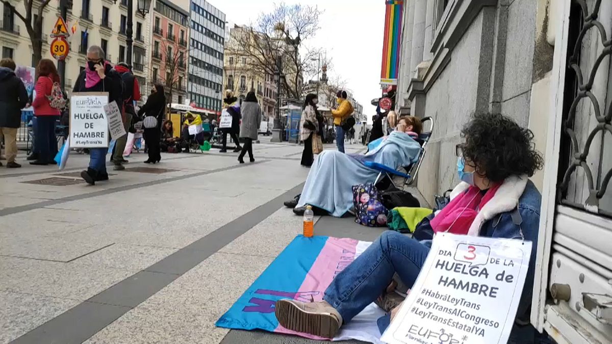 Huelga de hambre de activistas y familias de transexuales frente al Ministerio de Igualdad en España