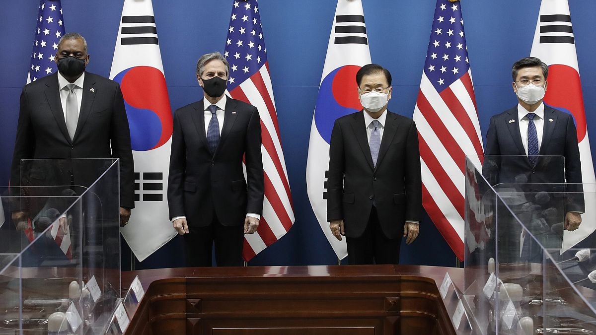 وزيرا الخارجية والدفاع الأمريكيين مع نظيريهما من كوريا الجنوبية خلال مؤتمر صحافي 