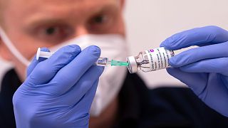 ممرض ألماني يستعدل لحقن أحدهم بجرعة من لقاح "أسترازينيكا" في أحد المراكز الطبية بمدينة ميونيخ