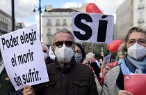 Manifestants pro-euthanasie devant le Palais des Cortès alors qu'une loi sur le sujet était votée. Madrid, le 18 mars 2021