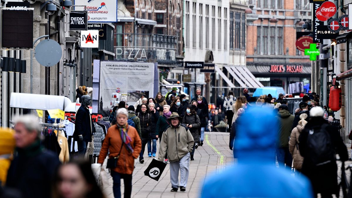 Ellepték a sétálók Koppenhága utcáit, miután több hónapos szünet után március 1-én újra kinyithattak a boltok