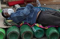 Um homem dorme sobre garrafas de oxigénio, um bem escasso agora no Peru