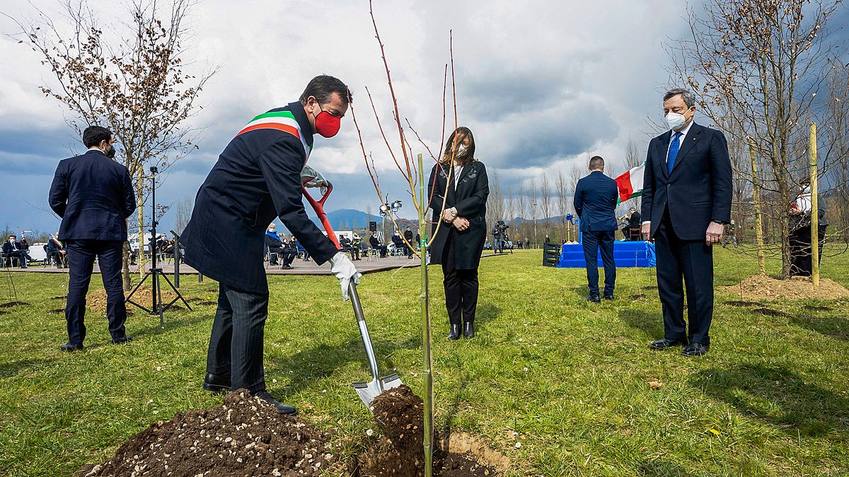 عمدة بيرغامو وأمامه رئيس الوزراء الإيطالي ماريو دراغي عند غراسة شجرة تكريما لموتى جائحة كوفيدـ19. 2021/03/18