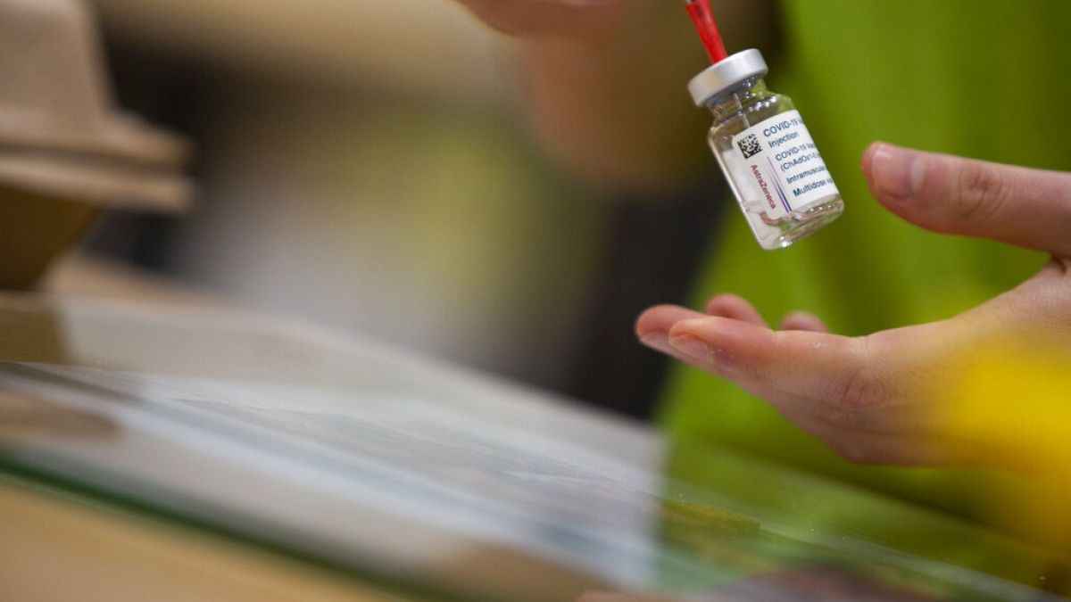 Un farmacéutico prepara una dosis de AstraZeneca en Bélgica, uno de los pocos países de la UE que mantiene la vacuna. 