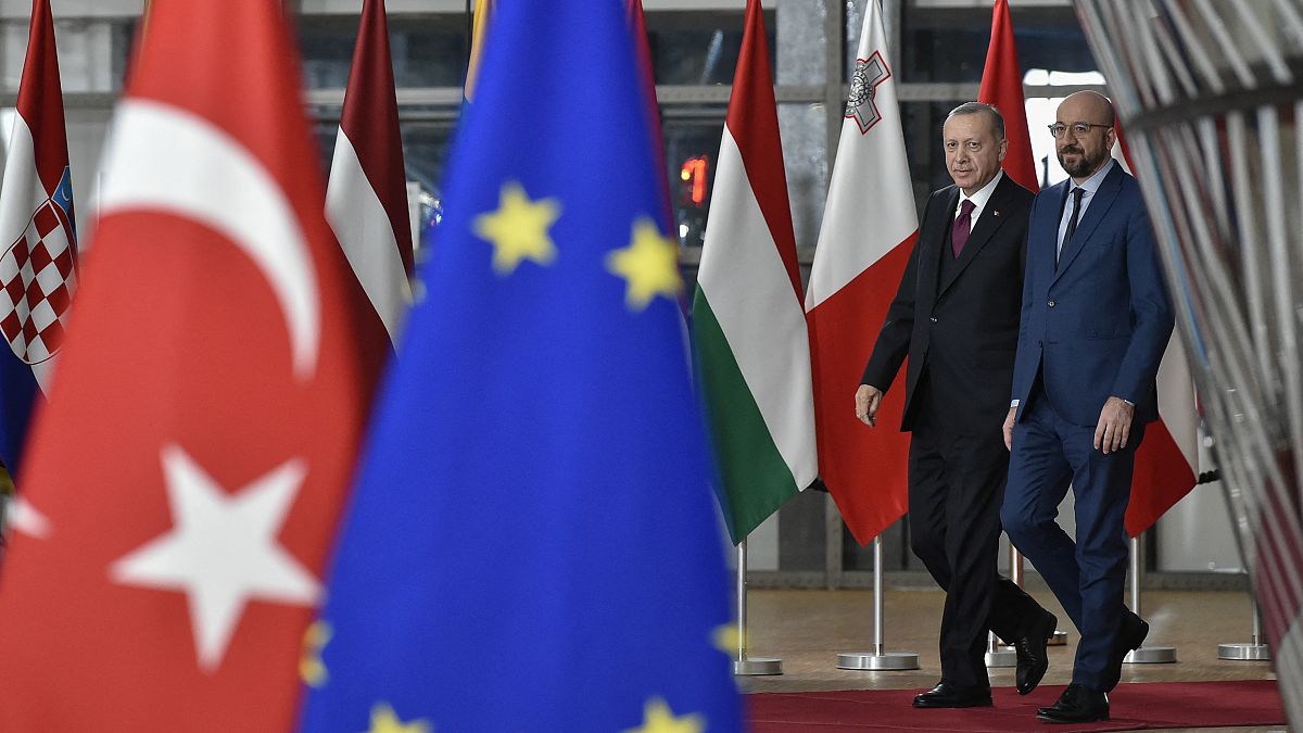 Avrupa Birliği, Doğu Akdeniz krizi nedeniyle Türkiye'ye uygulamayı planladığı yaptırımları askıya aldı.