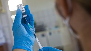 Oltás az AstraZeneca-vakcinával egy háziorvosi rendelőben