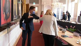 Mark Rutte saluda a Sigrid Kaag, líder del partido de izquierda D66