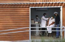 Una sanitaria recibe la primera vacuna en El Salvador
