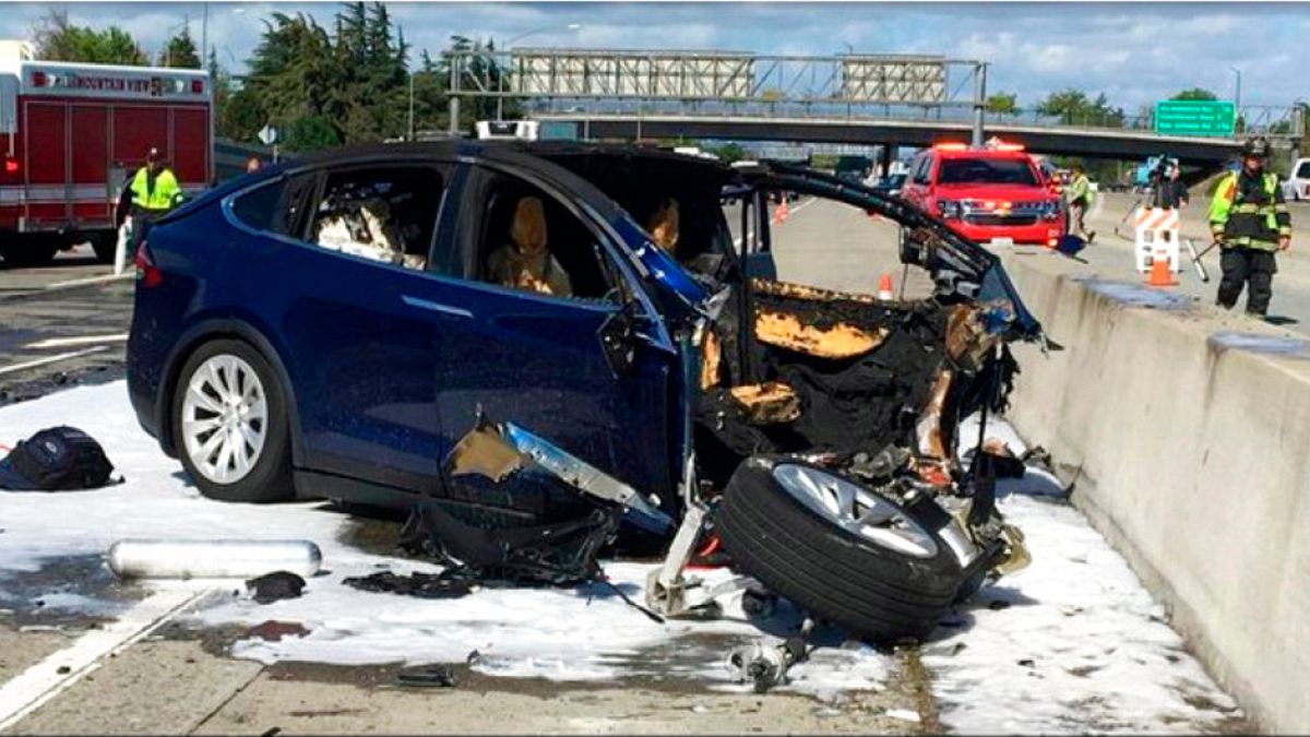 2018'de yarı otomatik sürüş modundaki Tesla bu tesla aracı otobanda kaza yaptı. Kazada sürücü hayatını kaybetti.