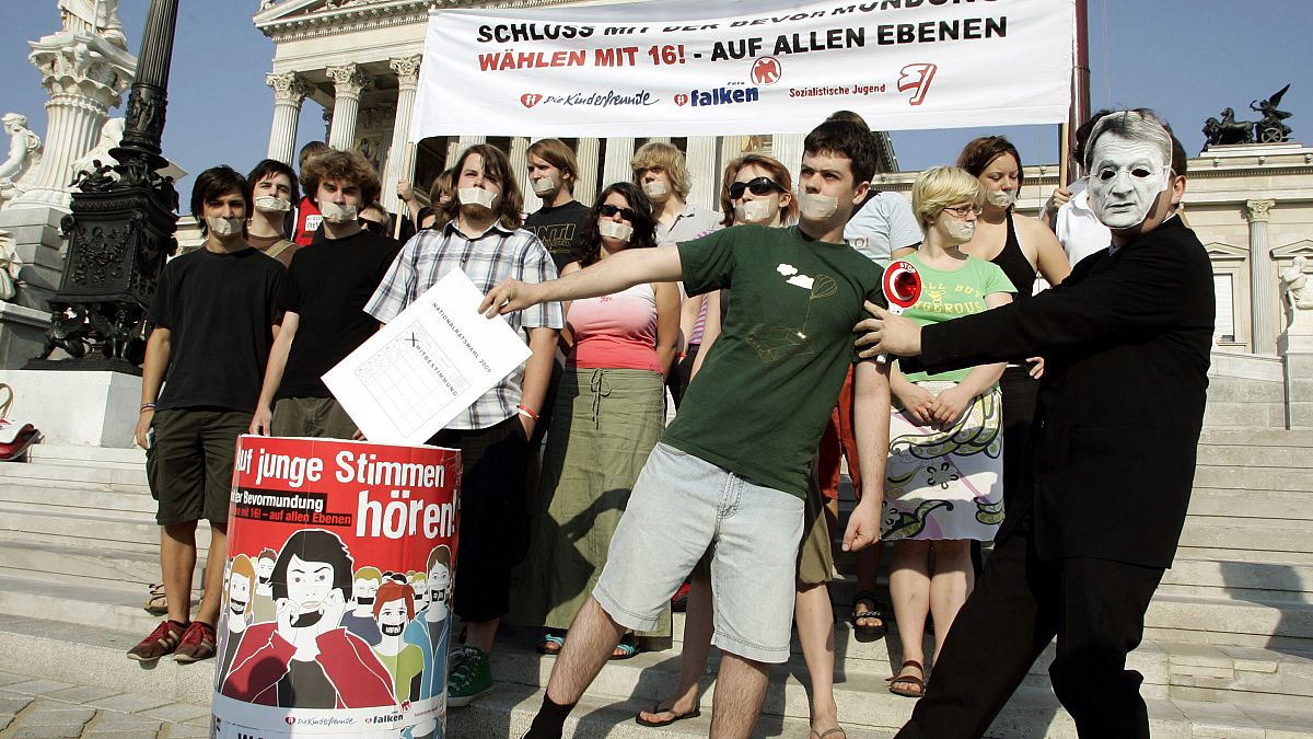 Una foto d'archivio del 2006, quando i giovani socialisti austriaci manifestavano per l'estensione dell'età di voto ai 16enni alle elezioni nazionali. L'anno dopo sarà legge.