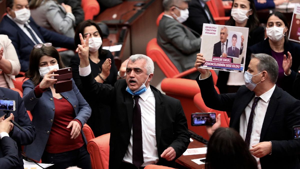 یکی از رهبران حزب دموکراتیک خلق در پارلمان ترکیه