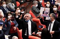 یکی از رهبران حزب دموکراتیک خلق در پارلمان ترکیه