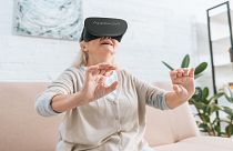 امراة تستخدم نظارات الواقع الافتراضي ثلاثية الأبعاد