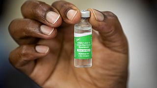 Νοσηλεύτρια στην Κένυα κρατά φιαλίδιο με εμβόλιο για τον κορονοϊό