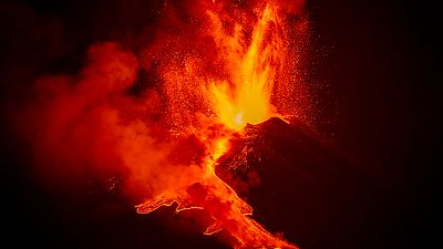 الحمم البركانية تتدفق على طول جوانب الحفرة الجنوبية لبركان إتنا في صقلية.