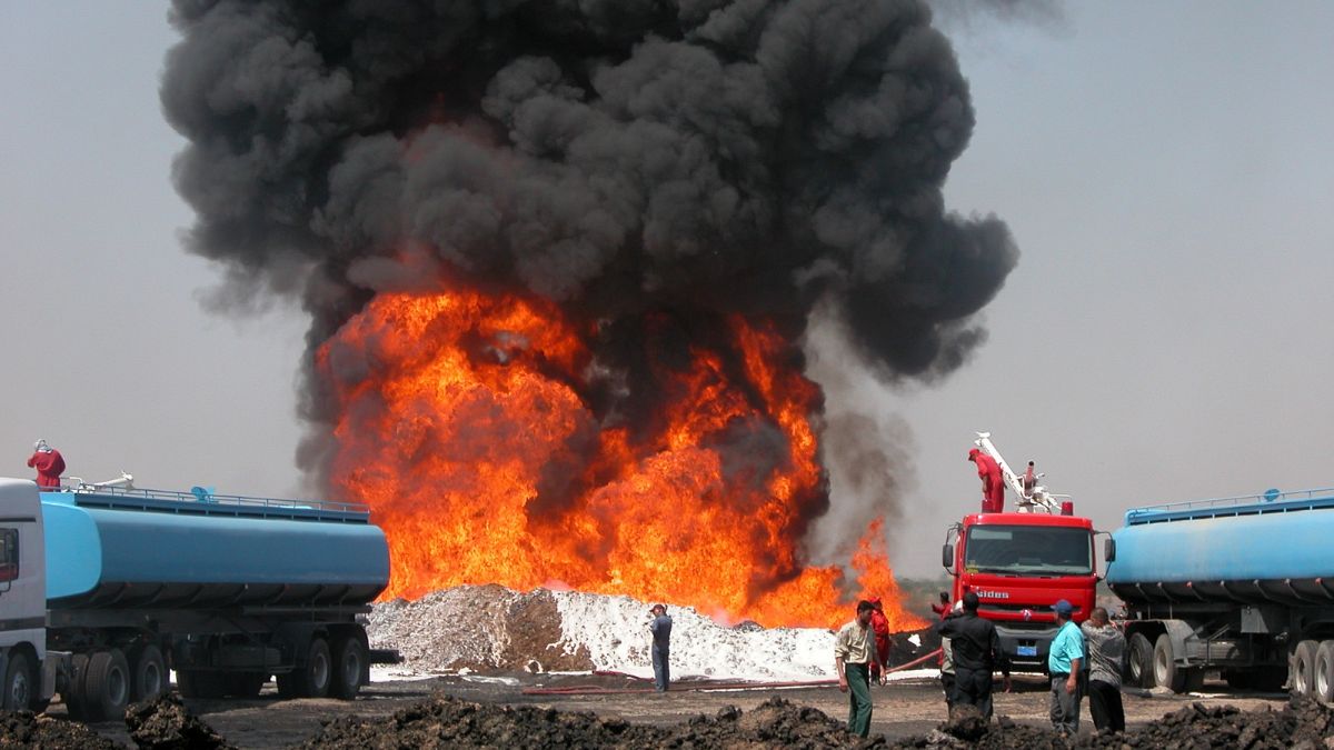 صورة أرشيفية لحريق سابق في مصفاة لتكرير النفط في الرياض