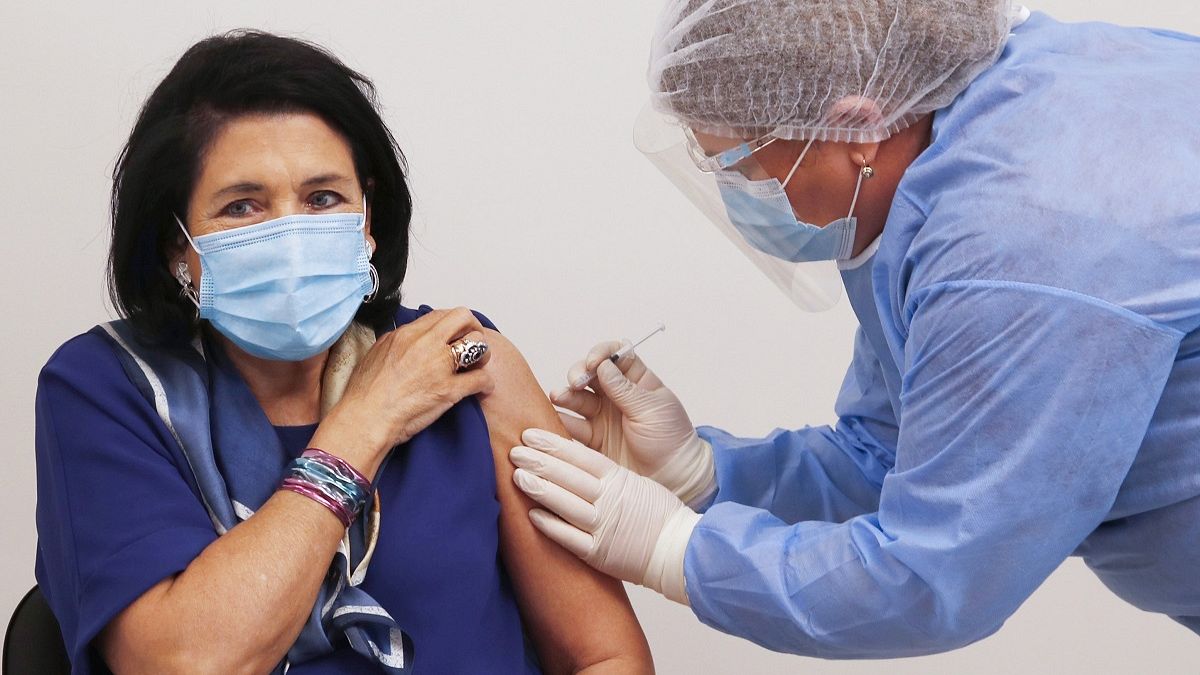 Η πρόεδρος της Γεωργίας, Σαλόμ Ζουραμπισβίλι, εμβολιάζεται με AstraZeneca