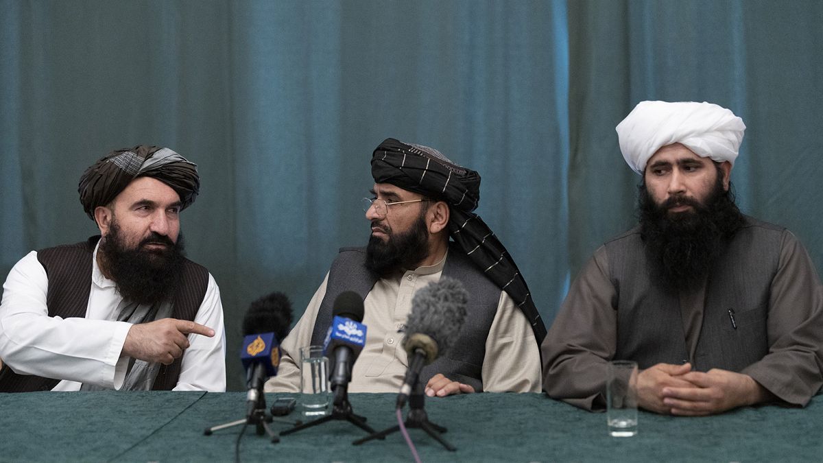 Moskova'da basın toplantısı düzenleyen Taliban heyeti. Süheyl Şahin (ortada) ABD'nin 1 Mayıs'ta asker çekmesini istediklerini söyledi