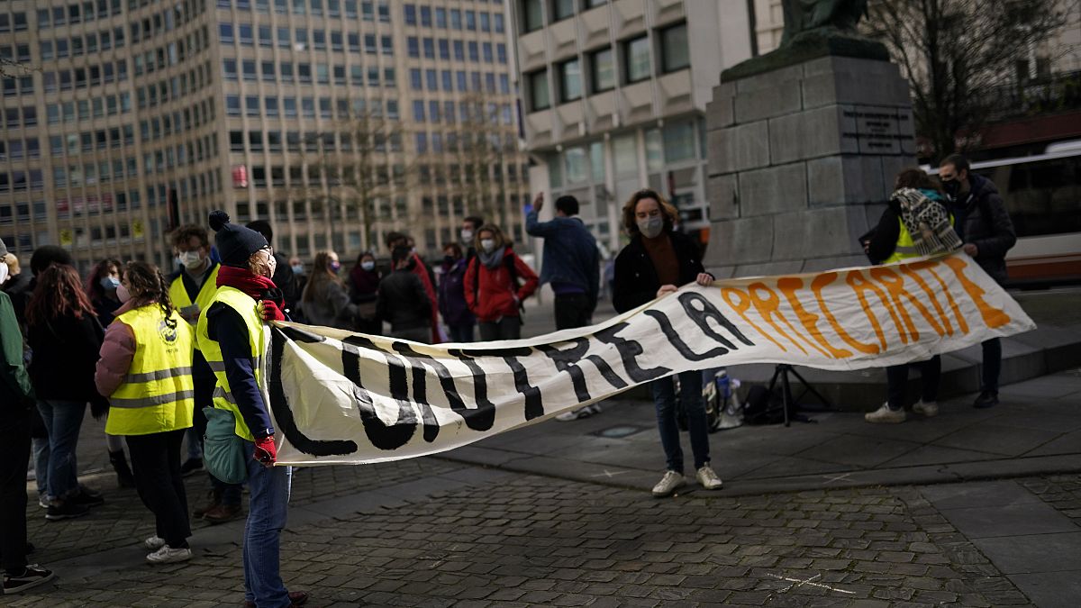 متظاهرون في بروكسل احتجاجا على القيود المفروضة بسبب جائحة كوفيد-19