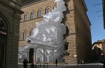 La herida, del artista francés JR, en el Palacio Strozzi de Florencia